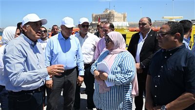 مدبولي يتفقد مشروع تنفيذ الحواجز البحرية وحماية الشواطئ بالإسكندرية 