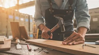 تفسير رؤية النجار في المنام وعلاقتها بالنجاح والتقدم في العمل 