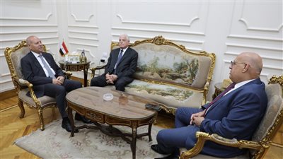 محافظ القاهرة ومستشار الرئيس يناقشان تطوير حديقة الأزبكية