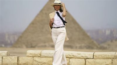 بصورة ميلانيا أمام الأهرام، نجل ترامب يوجه رسالة غامضة للعالم، والنشطاء: ماذا سيحدث؟