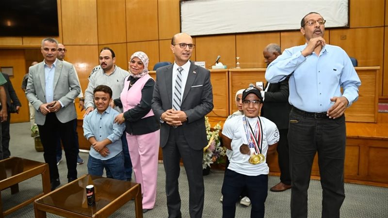 رئيس الجامعة يكرم