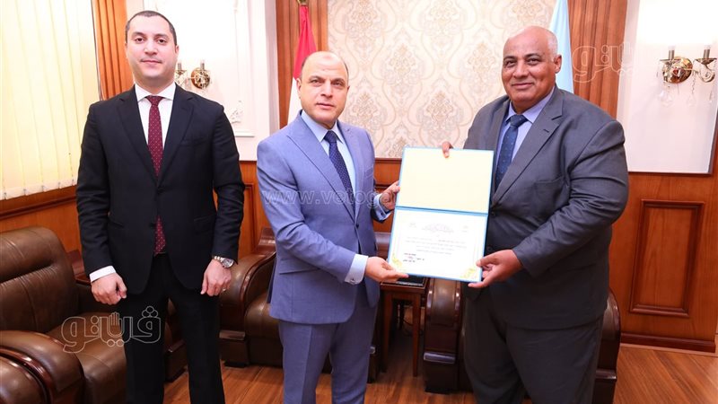 محافظ كفر الشيخ يكرم