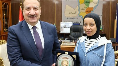 محافظ المنوفية يهدي الأولى على الدبلومات الفنية تجاري شهادة تقدير ومكافأة مالية (صور)