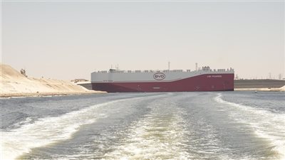قناة السويس تشهد عبور أكبر حاملة سيارات بالعالم في رحلتها البحرية الأولى (صور)