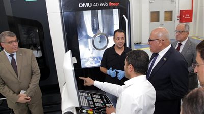 رئيس الهيئة العربية للتصنيع يتفقد مصنع مستلزمات جراحة العظام بالشركة العربية الأفريقية (صور)