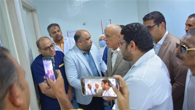 سقط في بئر، محافظ الأقصر يزور العامل المصاب بمشروع صرف صحي العضايمة