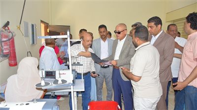 محافظ الأقصر يتفقد مجمع الصناعات الحرفية بقرية الدير