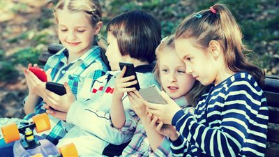 نصائح للأمهات من اجل تقليل استخدام الأطفال للموبايل والتابلت خلال الإجازة