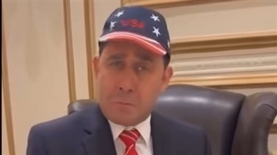 الفنان أحمد شاكر يسخر من الرئيس الأمريكي ترامب (فيديو)