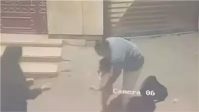 التقطه في ثانية، لحظة إنقاذ شاب لطفل سقط من الطابق الأول بعزبة النخل (صور)