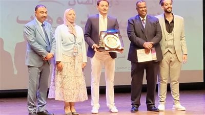 تكريم الفنان فتحي عبد الوهاب في حفل ختام مهرجان قسم المسرح الدولي بالإسكندرية 