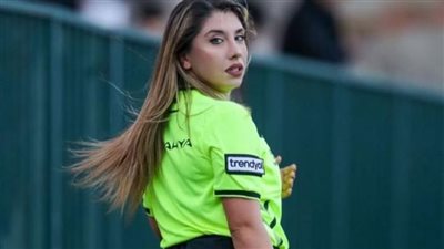 بعد الفيديو الفاضح، الحكمة الحسناء إليف كارا أرسلان تعود إلى ملاعب الكرة (فيديو)