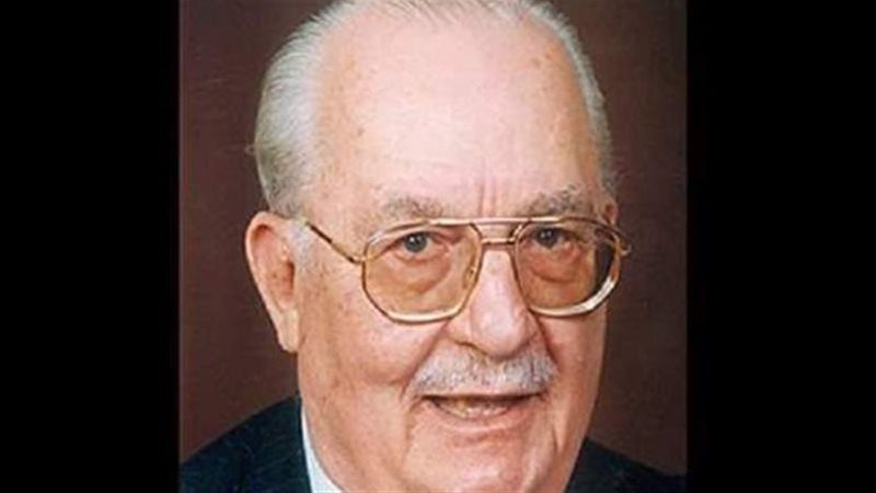 الكاتب ثروت اباظة،