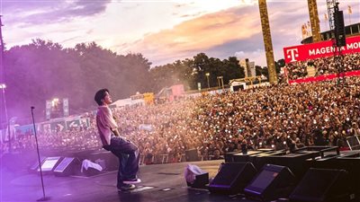 جيهوب نجم فرقة BTS يشعل مسرح لولابالوزا برلين أمام 60 ألف متفرج