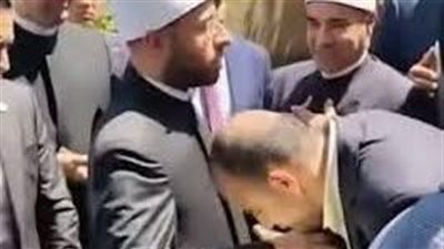 بعد تقبيل يد وزير الأوقاف، ما حكم مصافحة العلماء والصالحين بنية التبرك؟