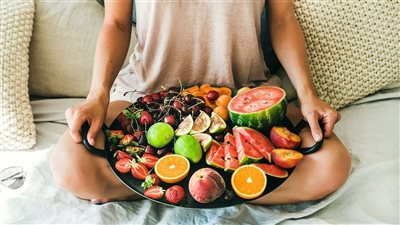 أطعمة ومشروبات منعشة ومرطبة، في الصيف ولا تزيد الوزن