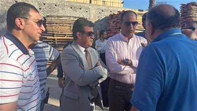 إزالة تعديات ومخازن أخشاب مخالفة بطريق دمياط الجديدة 