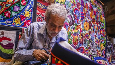 الخيامية مهنة يعشقها الأجانب وتواجه خطر الاندثار.. تعتمد على صناعة الأقمشة الملونة يدويًّا.. وهذه أبرز تحديات الحرفة (فيديو وصور)