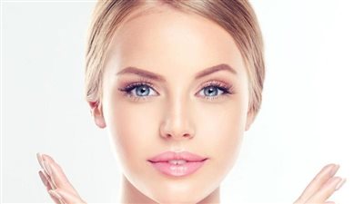 قناع طبيعي واقتصادي لبشرة مشرقة في الصيف 