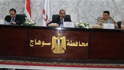 محافظ سوهاج يناقش الموقف التنفيذي لمشروعات مبادرة حياة كريمة