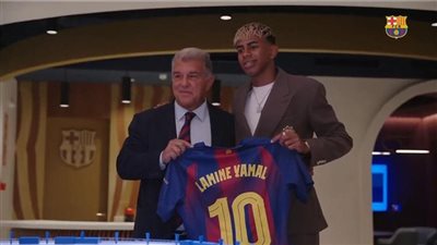 رسميا، لامال يرتدي قميص ميسي مع برشلونة 