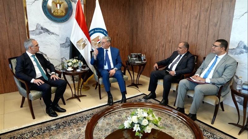 وزير البترول مع مسئولي