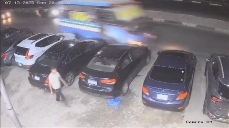 أتوبيس يقتحم معرض