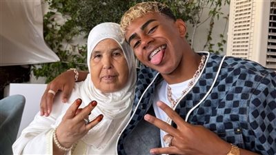 بعد توقيع عقده الجديد، برشلونة يوجه رسالة لجدة لامين يامال (فيديو)