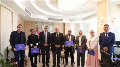 وزير التعليم العالي يكرم الفريق الإعلامي بالوزارة 