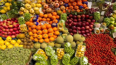 سعر الفاكهة اليوم الجمعة، انخفاض 3 أصناف منها العنب الكانتلوب