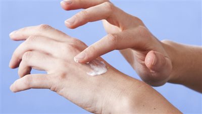 علاج الإكزيما بين الطب والعلاجات الطبيعية: ما الأفضل لحالتك؟