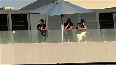 خوسيه ريبيرو ومحمد يوسف يتابعان مباراة منتخب الشباب أمام الكويت 