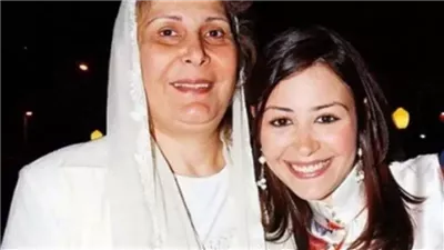 أول تعليق من منة شلبي على شائعة وفاة والدتها 