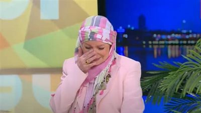 مشيرة إسماعيل ترد باكية: اللي شتمني وتنمر علي حسابه عند ربنا