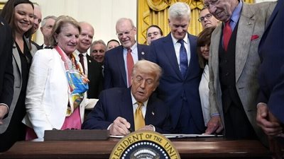 مابيعرفش يرسم لكن حظوظ، بيع رسم لترامب بـ30 ألف دولار (صور)