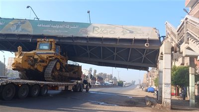 استخدام ونش عملاق لرفع كوبري مشاة بطوخ تحرك من مكانه (بث مباشر)