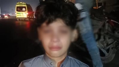 صورة تدمي القلب، طفل المنوفية يظهر باكيًا بعد وفاة والده تحت عجلات سيارة 