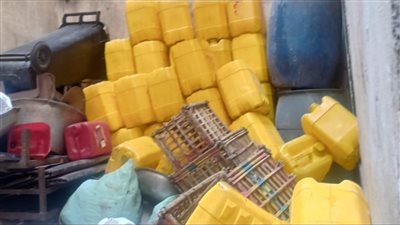 ضبط مخزن غير مرخص لتجميع زيوت الطعام المستعملة بأسيوط 