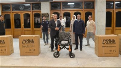 محافظ أسيوط يدعم المستشفيات الحكومية بكراسي كهربائية متحركة لخدمة المرضى