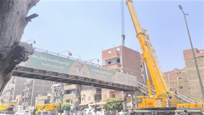 إعادة كوبري طوخ إلى مكانه وغلقه أمام المشاة لإصلاحه (صور) 