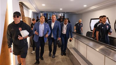 بعثة الأهلي تصل تونس (صور) 