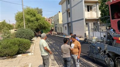 رصف وتطوير الطرق الداخلية بمستشفى قنا العام (صور) 