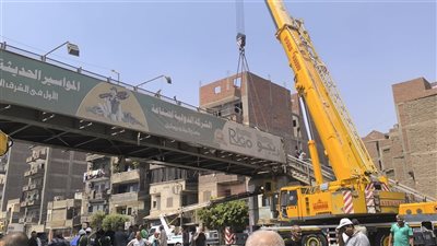 التفاصيل الكاملة لحادث كوبري طوخ.. تحرك الهيكل المعدني بعد اصطدام سيارة نقل محملة بلودر به.. والنقل ترفع آثار الواقعة وتعيد حركة المرور لطبيعتها (فيديو وصور)