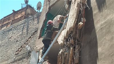 إخلاء المنازل المجاورة لعقار الساحل المنهار (صور) 