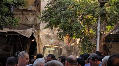 اللقطات الأولى لانهيار عقار شبرا (فيديو وصور)