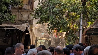 شاهد، سيدة تنهار باكية في انتظار استخراج جثث ذويها من أسفل أنقاض عقار شبرا