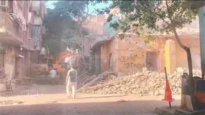 استمرار عمليات البحث عن مفقودين أسفل ركام عقار مصر القديمة المنهار (فيديو وصور)