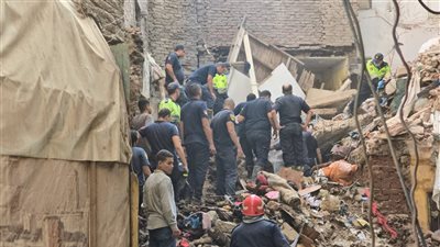 الحماية المدنية تواصل البحث عن مفقودين أسفل ركام عقار شبرا مصر (فيديو وصور)