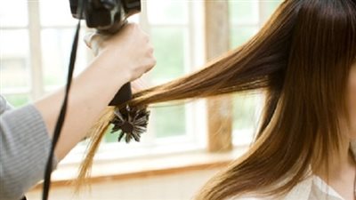 بعد أزمة أسماء جلال، ما حكم الشرع في عمل الرجل بمهنة الكوافير الحريمي؟