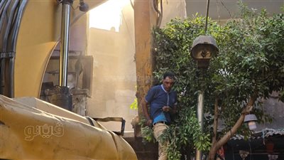 إزالة أعمدة إنارة وأشجار لوصول معدات الإنقاذ الثقيلة إلى موقع عقار شبرا المنهار (فيديو)